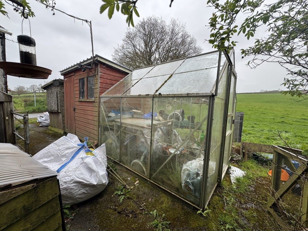 Lot: 112 - DETACHED COTTAGE FOR IMPROVEMENT - Outbuildings